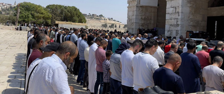  50 ألفاً يشهدون صلاة الجمعة في “الأقصى”