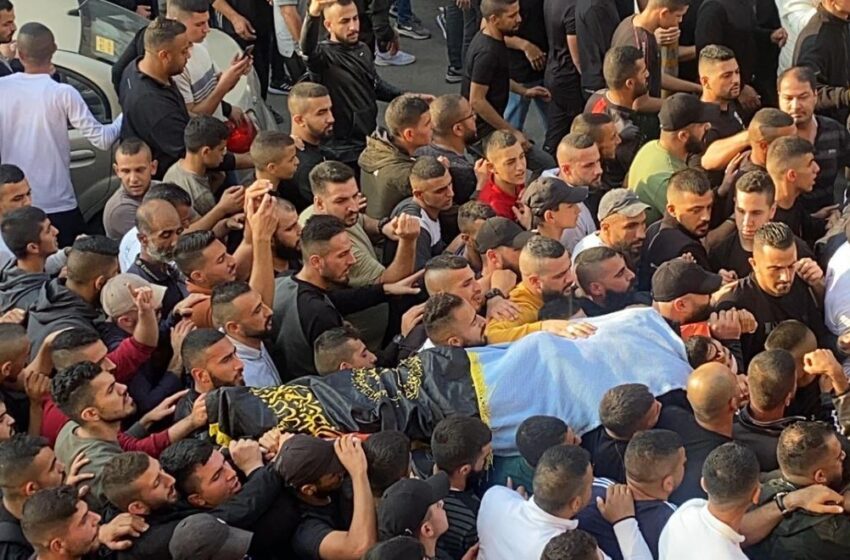  50 ألفا يؤدون صلاة الجمعة في الأقصى.. وفلسطينيين يشيعون جنازة شهيد