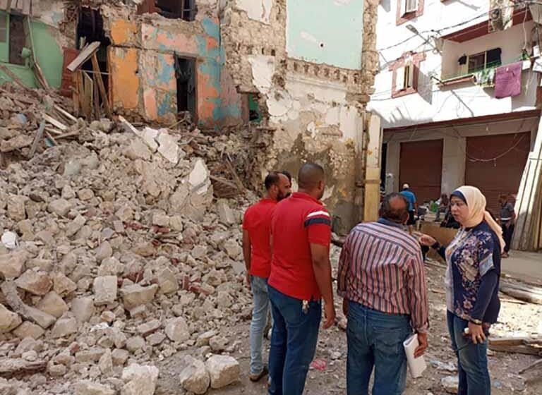 إخلاء عقار من السكان بعد سقوط أجزاء منه في الإسكندرية