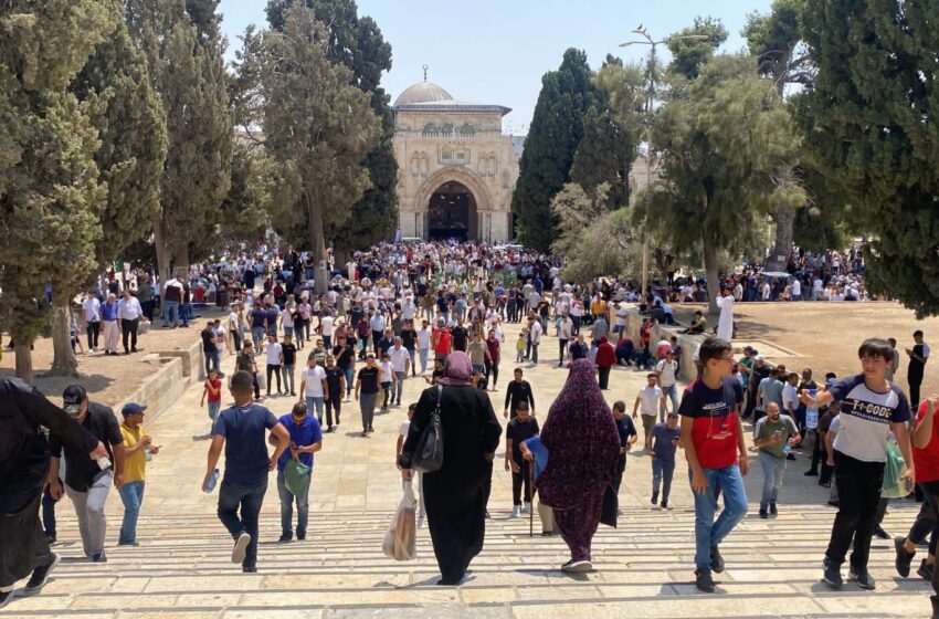  عشرات الآلاف يؤدون صلاة الجمعة في المسجد الأقصى