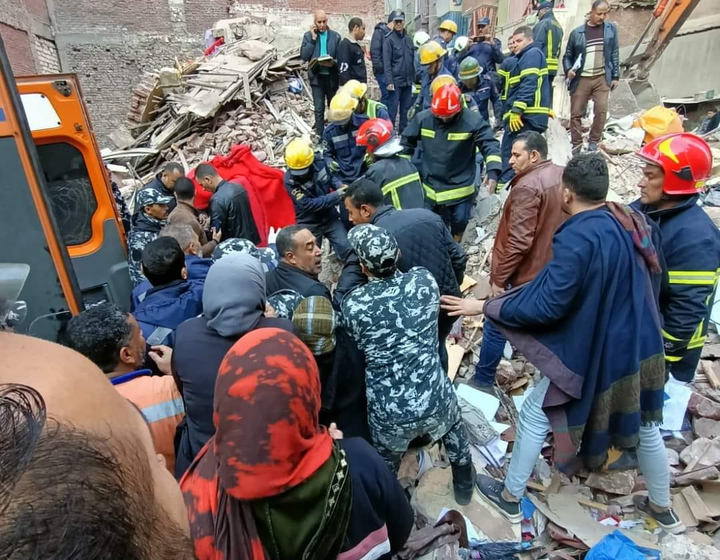  مصرع 6 أشخاص بينهم 3 أشقاء في انهيار عقار بالإسكندرية