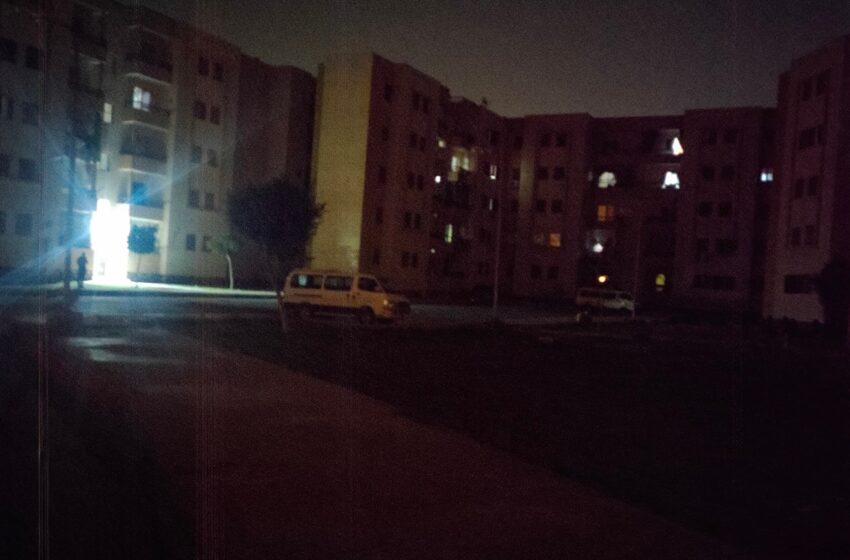  غضب بين أهالي العاشر بسبب انقطاع الإنارة بكشافات الحي الـ 15