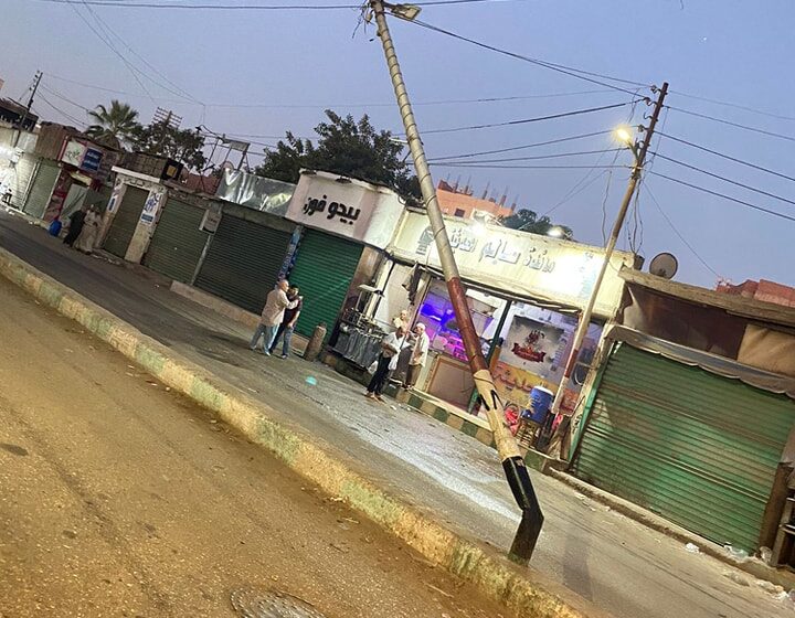 عمود مائل يهدد حياة أهالي مدينة أبوكبير