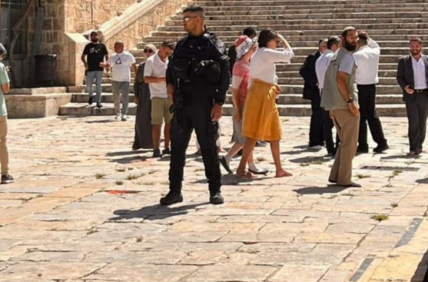  عشرات المستوطنين يقتحمون المسجد الأقصى بحماية شرطة الاحتلال