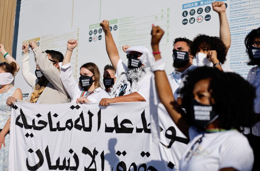  “لا توجد عدالة مناخية دون حقوق الإنسان”.. نشطاء يتظاهرون بـ”الأبيض” بمؤتمر المناخ
