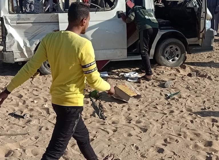  معظمهم طالبات.. إصابة 15 شخصًا إثر انقلاب سيارة ميكروباص في قنا