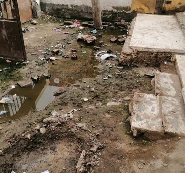 سكان شارع الترعة بقرية العزازية في أبوكبير يطالبون بتوصيل الصرف