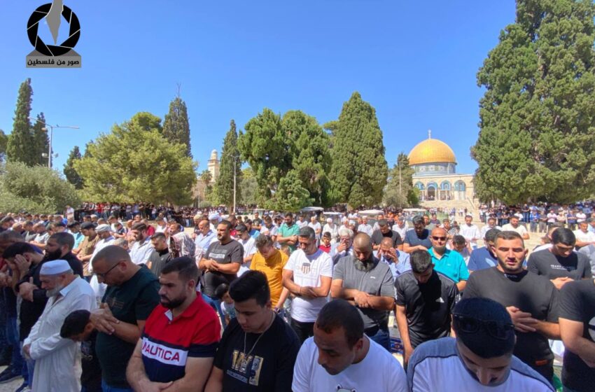  عشرات الآلاف يؤدون صلاة الجمعة في المسجد الأقصى