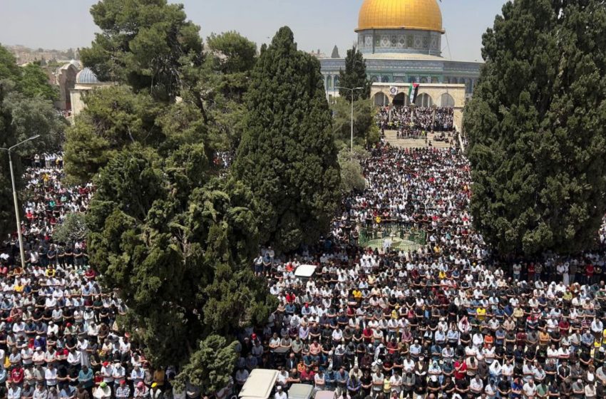  160 ألف مصلٍ يؤدون الجمعة الأخيرة من رمضان في رحاب المسجد الأقصى