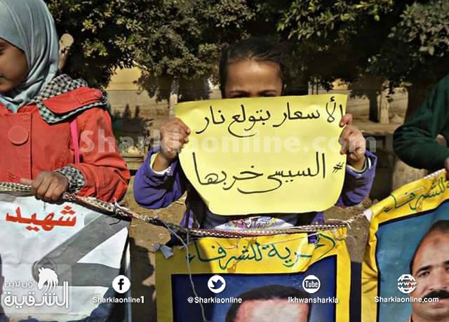  بالصور.. أبناء المعتقلين بالعزيزية يطالبون بالافراج عن ذويهم من سجون الانقلاب