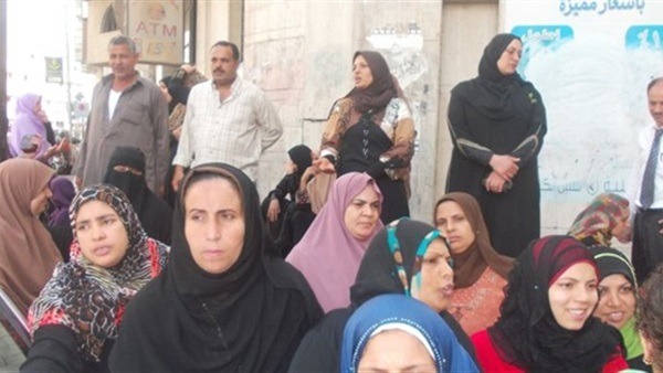  تجمهر أهالي بردين أمام مدرسة بعد اتهامهم مدرسا بالتحرش بتلميذتين