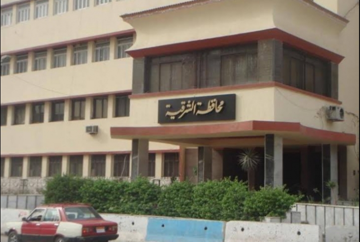  تفحم سيارة بعد اشتعال النيران فيها في ميدان القومية بالزقازيق