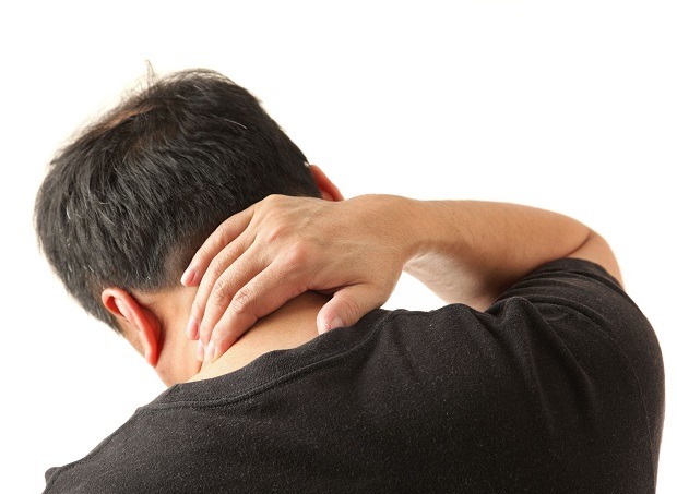  «رقبة الموبايل».. ألم جديد يسببّه الهاتف المحمول