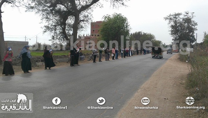  بالصور.. سلاسل بشرية على طريق “بلبيس – ميت جابر” للمطالبة بالإفراج عن المعتقليين