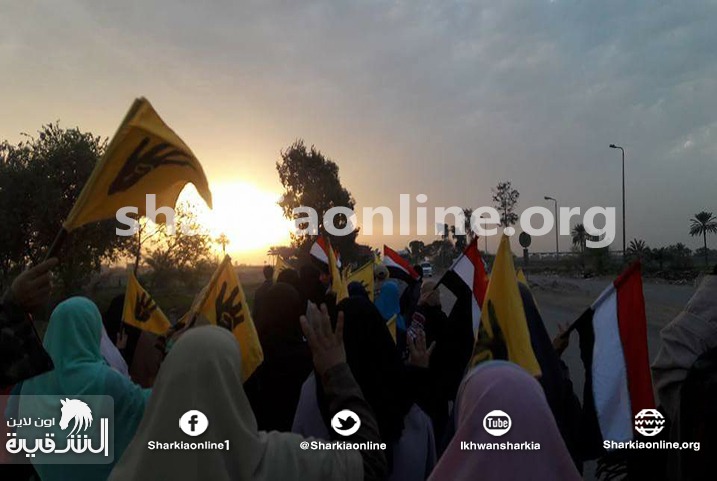  بالصور..ثوار الزقازيق ينتفضون بفعاليات ثورية ضمن أسبوع “عسكر روسيا بره”