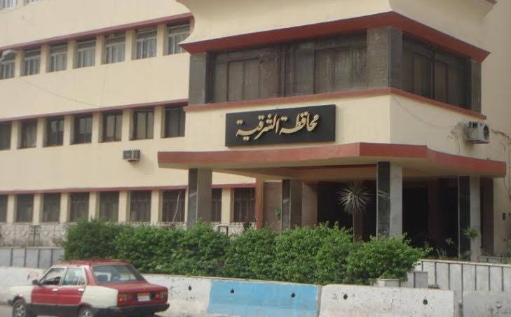  أسرة من بلبيس تحطم واجهة مستشفى خاص بالزقازيق بعد وفاة نجلهم به