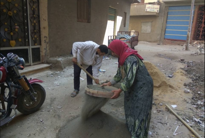  بالصور.. فتاة تساعد والدها في أعمال البناء بفاقوس