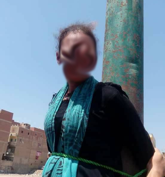  “علقة سخنة” لخاطفة الأطفال ببلبيس وربطها بعمود إنارة