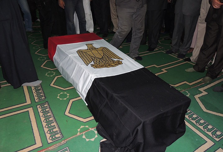  أهالي الحسينية يشيعون جنازة أمين شرطة بعد مقتله بشمال سيناء