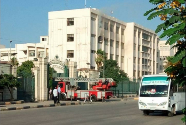  تصاعد الدخان من كلية الهندسة بالزقازيق
