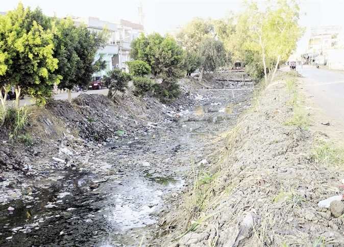  ترعة “سمير” بالحسينية تتحول لمقلب قمامة بسبب الجفاف