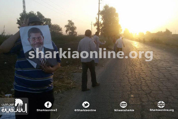  سلاسل بشرية لثوار الزقازيق تنديدا بانتهاكات عقرب الزقازيق العمومى