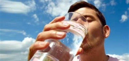  أضرار الإفراط في شرب المياه