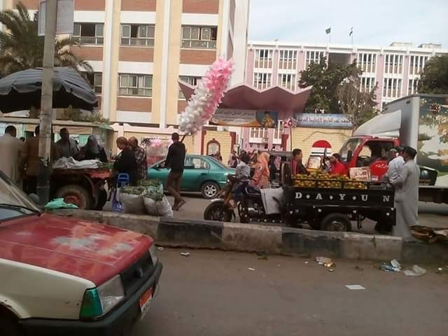  بالصور.. مدخل إدارة شرق الزقازيق يتحول إلى “سويقة”
