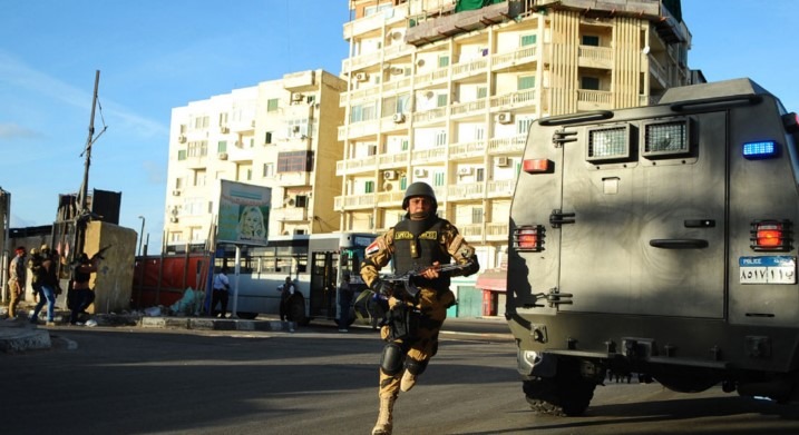  داخلية الانقلاب تقتحم منزل الشهيد محمد فوزي ببلبيس
