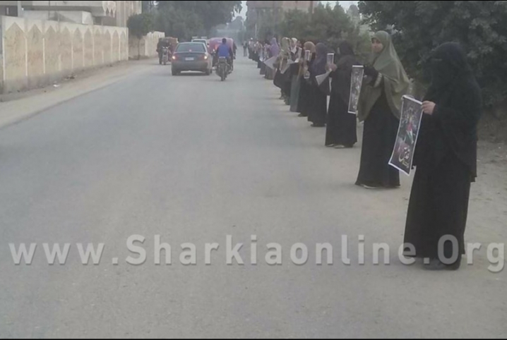  بالصور.. سلسلة بشرية على طريق “منيا القمح – بلبيس” تندد بإعدام الأبرياء
