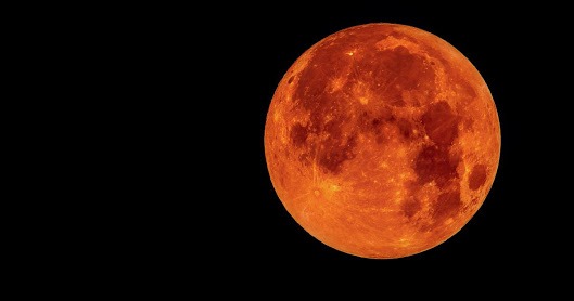  العالم يشهد أطول خسوف كلي للقمر في هذا القرن
