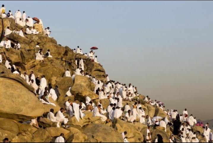  ضيوف الرحمن ينفرون لـ”مزدلفة” بعد أداء ركن الحج الأعظم