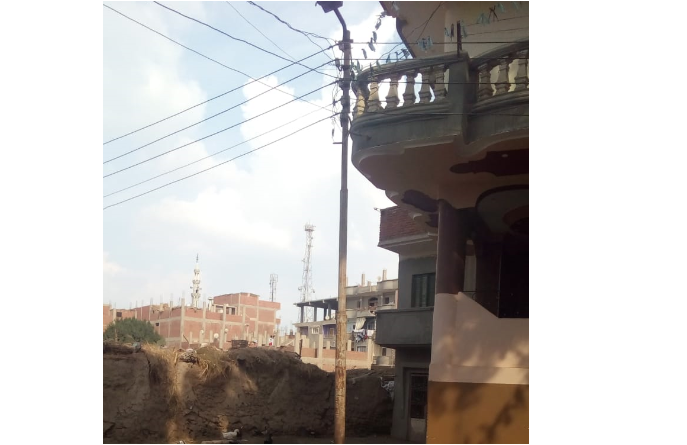 أعمدة الكهرباء تهدد سكان “ميت حبيب” والأهالي: حياة أطفالنا في خطر (صور)