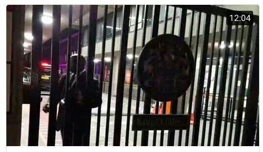  شاهد.. هروب وفد انقلابي من مظاهرة مصرية في لندن