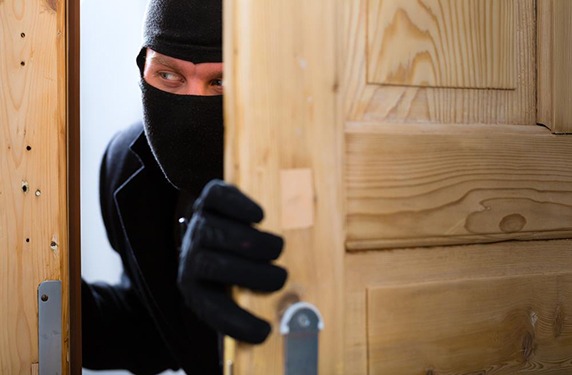  سرقة 5 آلاف جنيه من منزل مدير سابق في أبوحماد