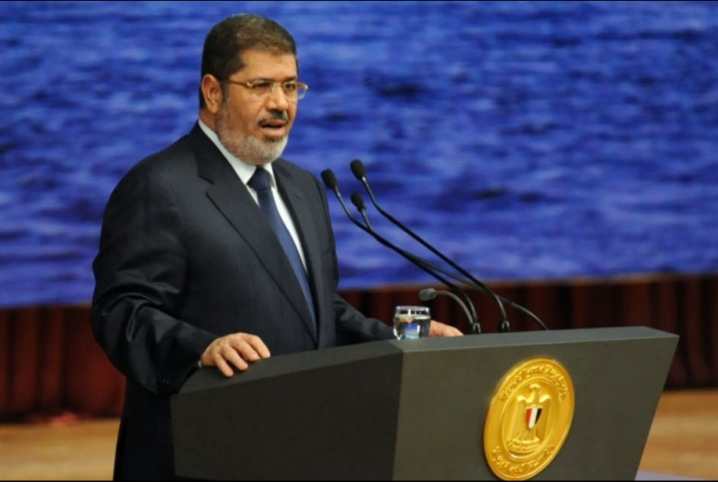  أسرة الرئيس مرسي تعزي الكاتب “وائل قنديل” في وفاة شقيقته