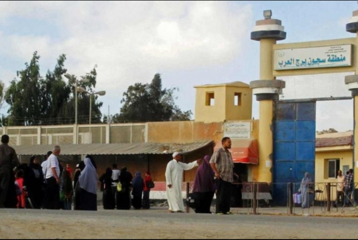  أسر معتقلي “برج العرب” تندد بالانتهاكات التي تمارَس بحق ذويهم