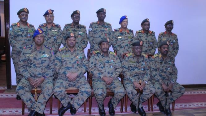  شاهد.. سودانية تهاجم رئيس المجلس العسكري في بيت الله الحرام