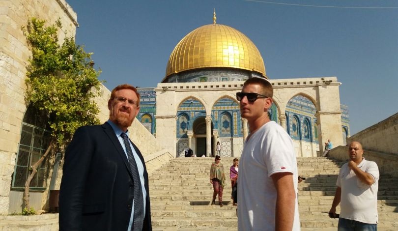  الاحتلال يقتحم المسجد الأقصى ويطلق الغاز والنار على المعكتفين