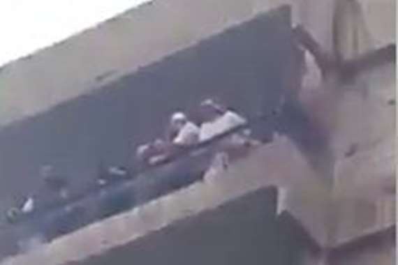  فيديو.. خليجي “ينقّط” مصريين بنقود من شرفة منزله!!