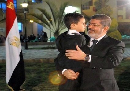  بعد استشهاد الرئيس الشهيد مرسي.. آلاف المعتقلين يضربون عن الطعام وإدارة السجن تلغي الزيارات