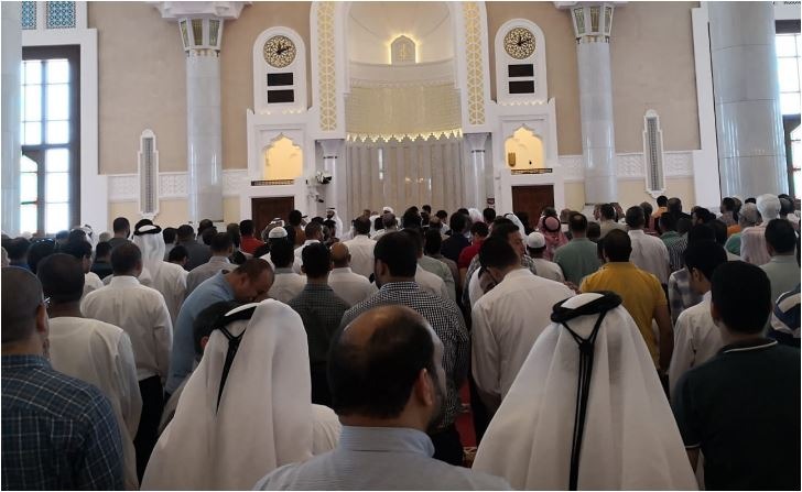  الآلاف يؤدون “صلاة الغائب” على الرئيس الشهيد مرسي في الدوحة