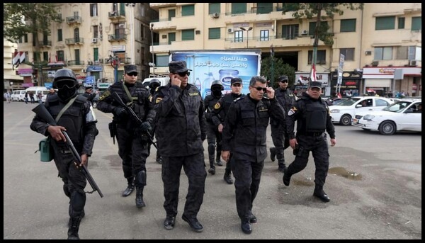  شرطة الانقلاب تقتحم منزلا بديرب نجم وتنهب محتوياته