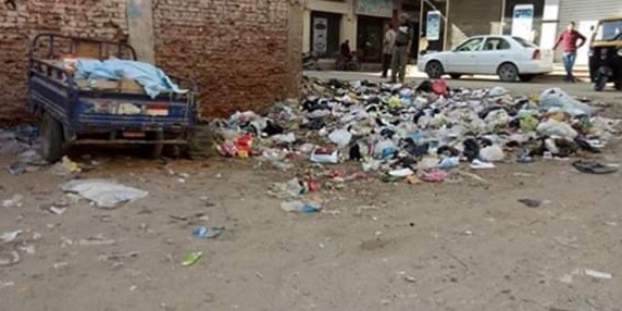  تلال القمامة تحاصر شوارع أبوحماد وسط غياب المسئولين