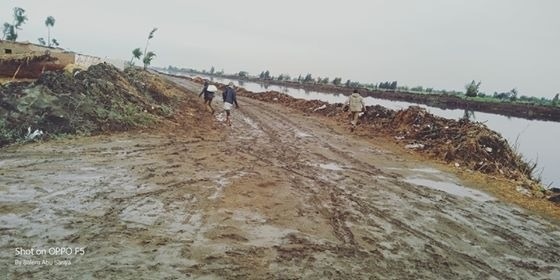  طريق بحر البقر وأبو شادر يتحول إلى كتل طينية ومطالب بسرعة التدخل (صور)