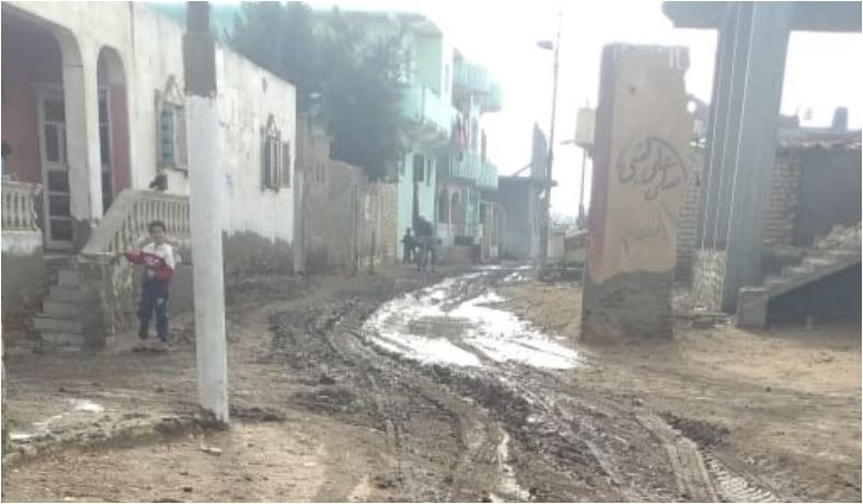  بالصور.. أهالى 3 قرى بالحسينية يطالبون برصف وإنارة الطرق بعد تكرار الحوادث