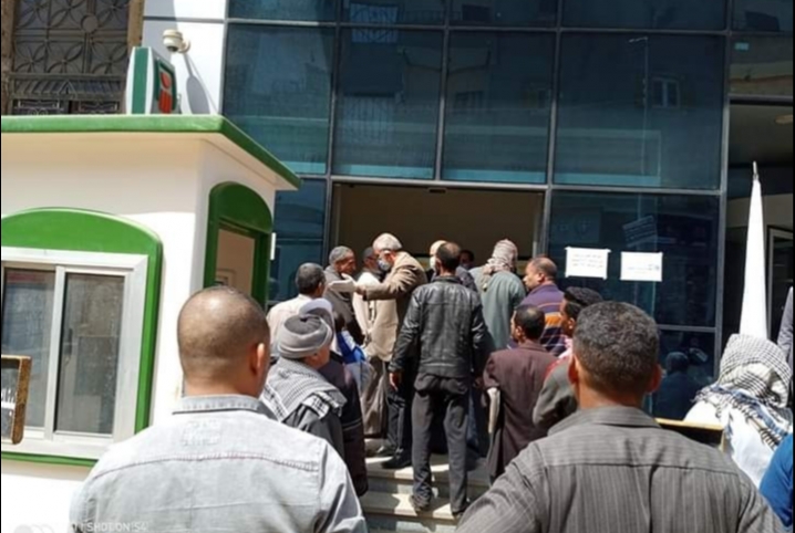  فض تجمعات للمواطنين من أمام البنوك والمستشفيات بالحسينية (صور)