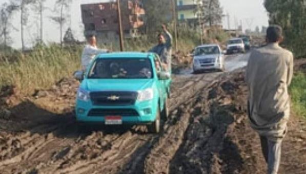 منيا القمح| غضب بين أهالي قرية تلبانة بسبب تهالك الطرق الداخلية