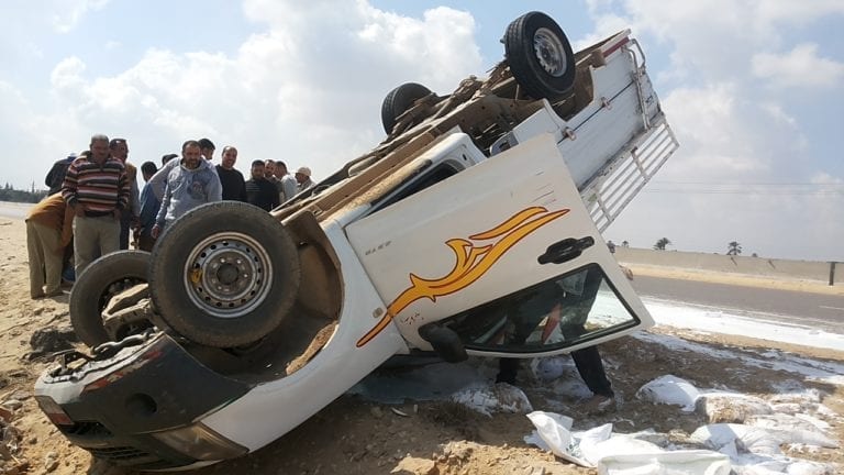  إصابة 14 عامل في انقلاب سيارة بالطريق الإقليمي