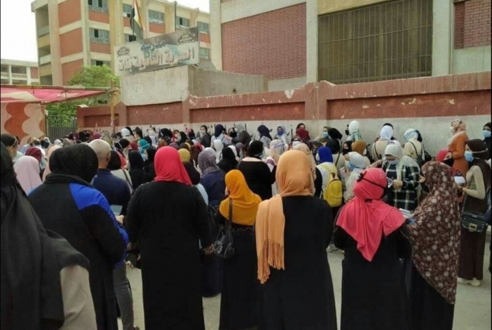 السيسي يضحي بالأطباء وطلاب الثانوية العامة